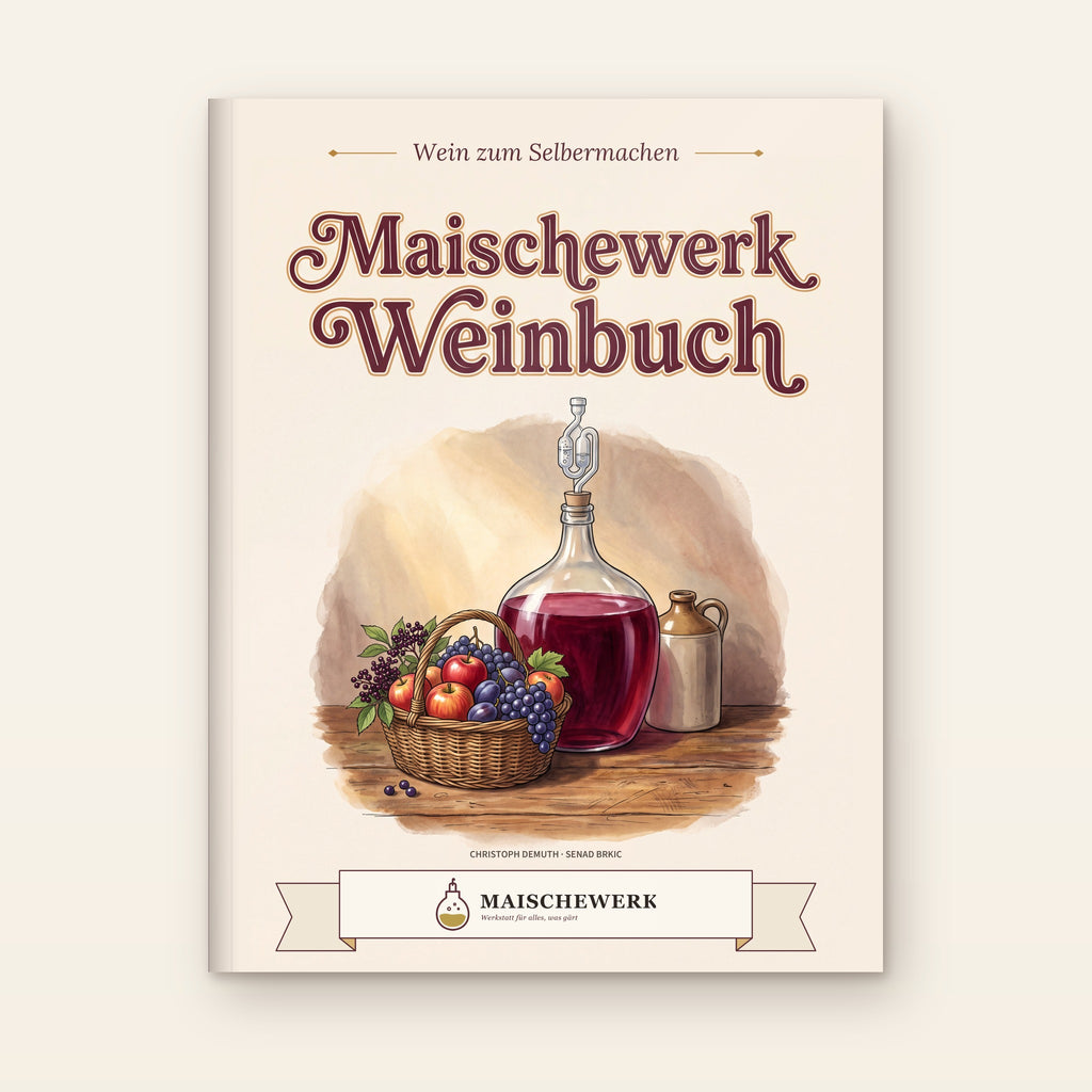 Vorderseite des Buchs Das Maischewerk-Weinbuch: gemalter Schriftzug Maischewerk Weinbuch über einem Glasballon mit Rotwein und Gärröhrchen neben einem Obstkorb