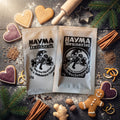 Beutel Hayma Treibkraft und Hayma Neunerlei nebeneinander auf einem Backtisch mit Lebkuchen, Zimt, Nelken, Ingwer, Muskatnuss und Tannenzweigen